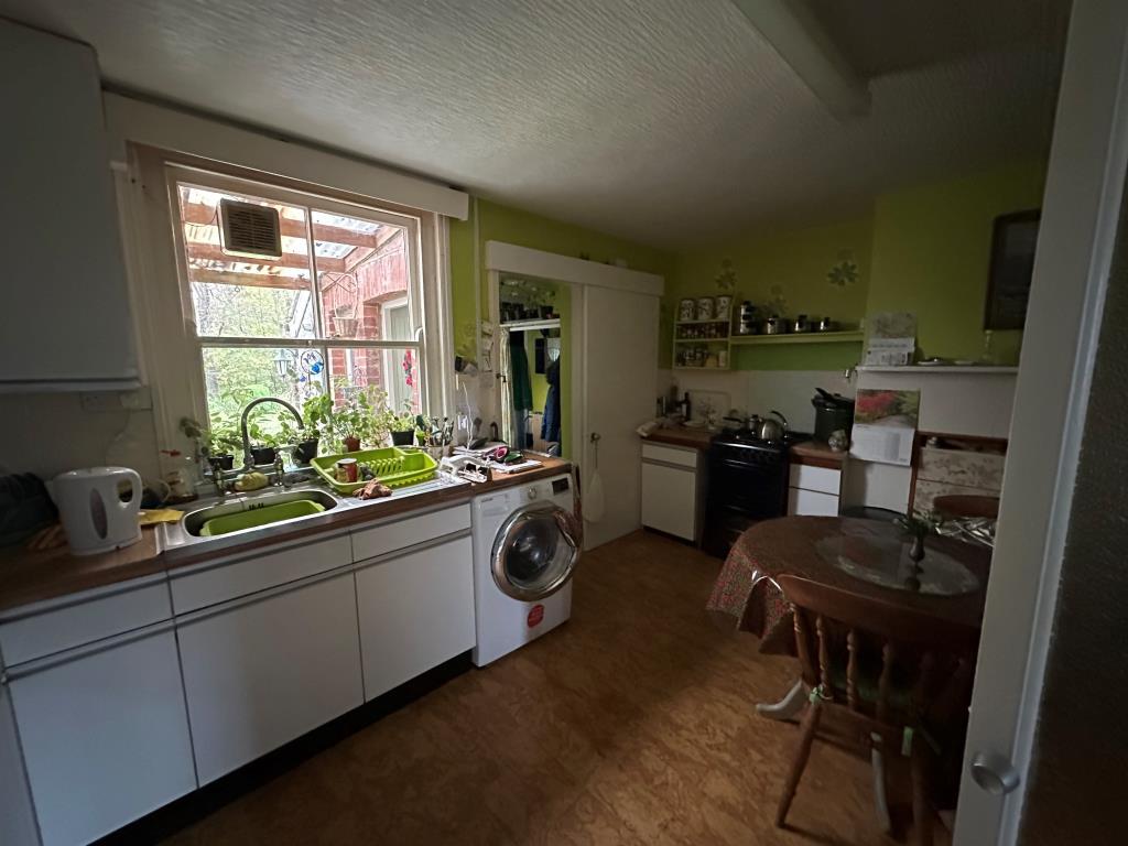 Lot: 143 - MID-TERRACE STATUTORY INVESTMENT - Kitchen